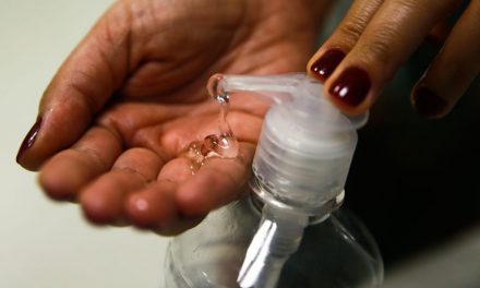 Farmácias de manipulação podem vender álcool gel ao público