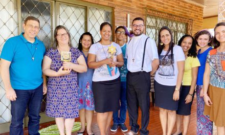 Fundador da Comunidade Sagrada Família visita Comunidade Coração Fiel