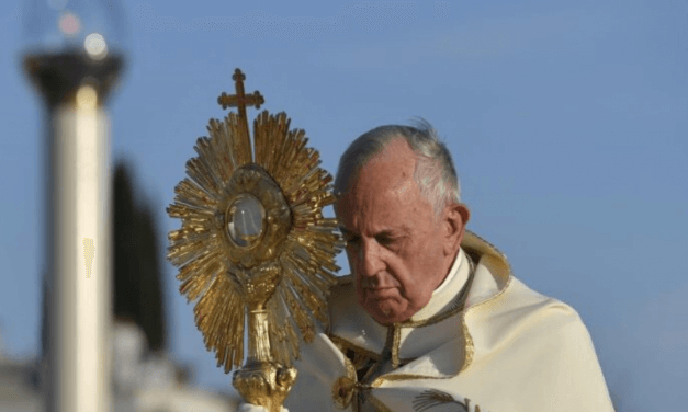 Missa de Corpus Christi na Basílica de São Pedro no domingo, dia 14