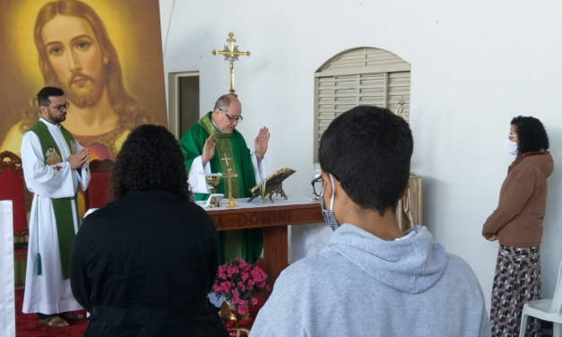 Dom Adair José Guimarães visita a Comunidade Coração Fiel