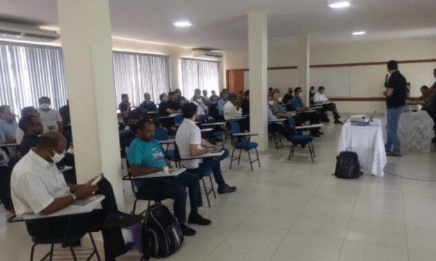 Clero se reúne com Dom Giovani no CTL, em Uruaçu