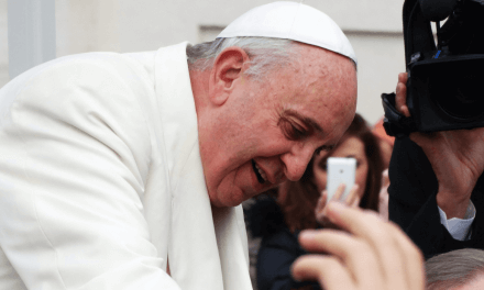 O Papa: a oração nos ajuda a amar os outros
