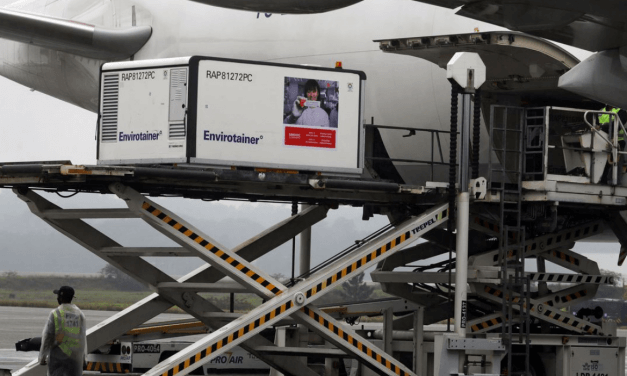 Vacinas contra a covid-19 começam a ser distribuídas