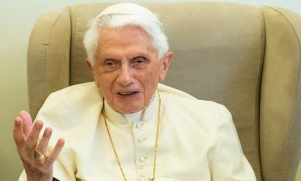 Igreja responde ao pedido do Papa e reza por Bento XVI