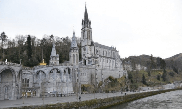 Lourdes reza pelo fim da pandemia