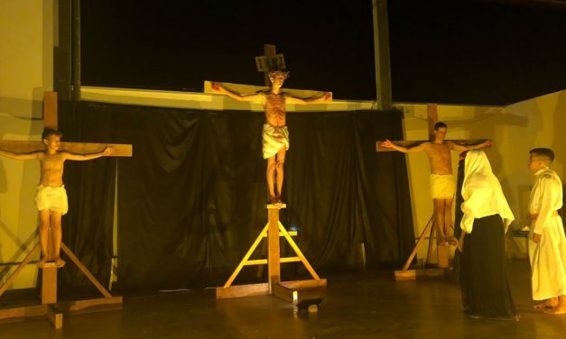 Via Sacra- Jovens contemplando o Coração do Redentor