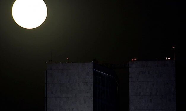 Superlua será visível na noite desta terça-feira