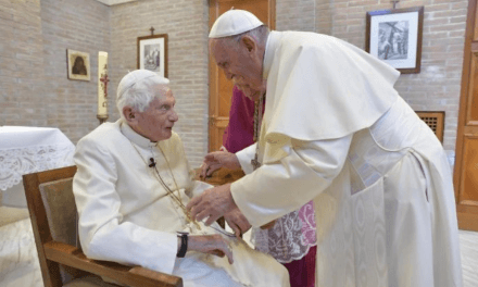Papa: rezemos por Bento XVI, ele está doente e no silêncio apoia a Igreja