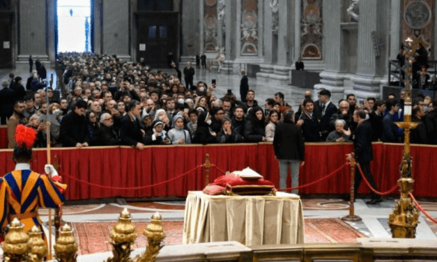 Fiéis prestam homenagem ao Papa emérito na Basílica de São Pedro