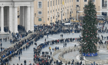 A homenagem de milhares de fiéis ao Papa emérito Bento XVI