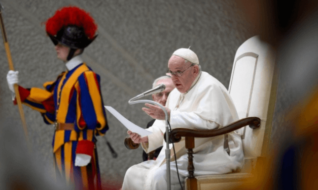 Na Audiência Geral, a homenagem de Francisco a Bento XVI, “mestre de catequese”