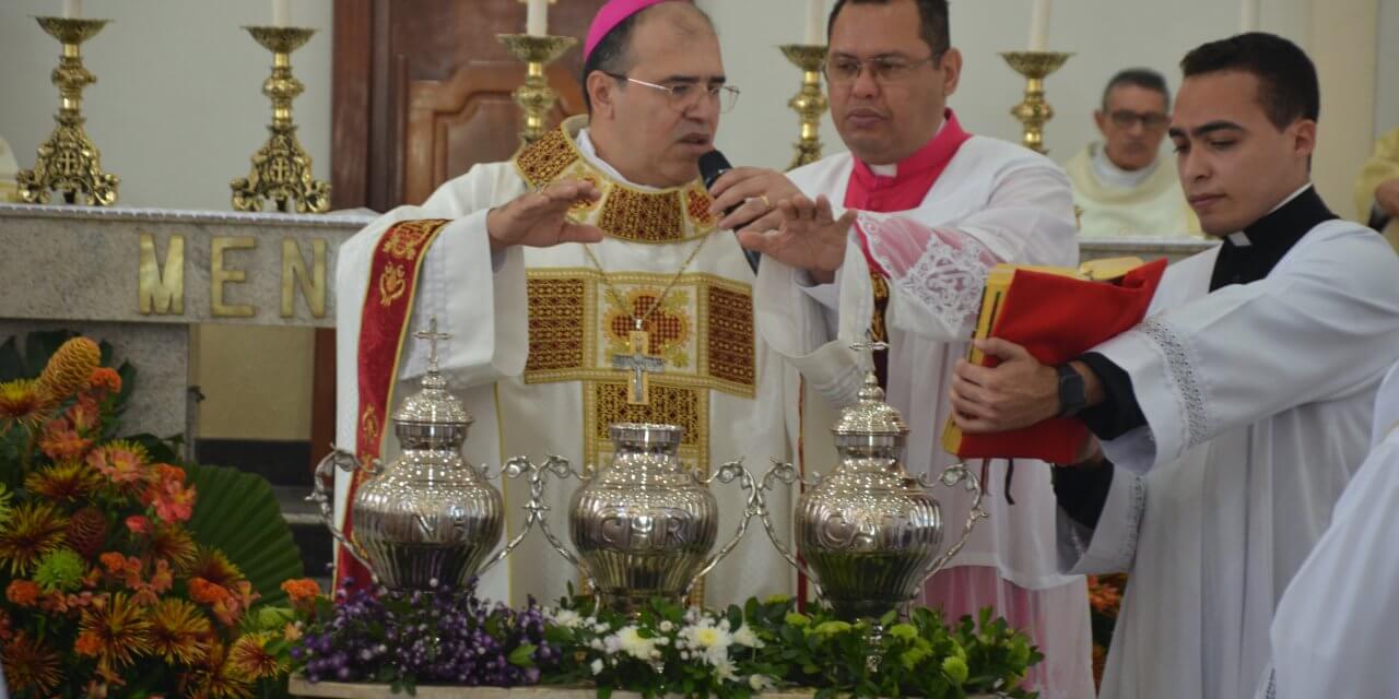 Missa do Crisma com benção dos Santos Óleos em Uruaçu