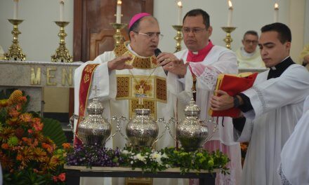 Missa do Crisma com benção dos Santos Óleos em Uruaçu