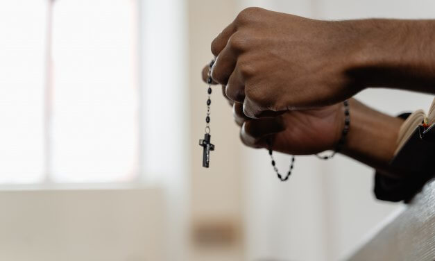 O Papa: o diabo procura o fracasso do homem, mas não pode fazer nada se houver oração