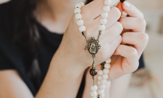 Fiéis contam como oração do Terço gera proximidade com Jesus e Maria