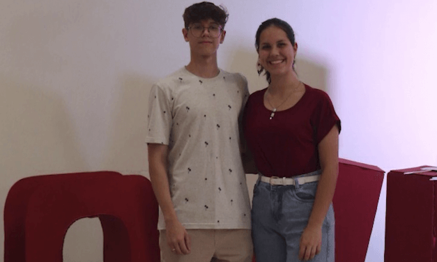 Público participa de missa em homenagem a Karoline e Luan