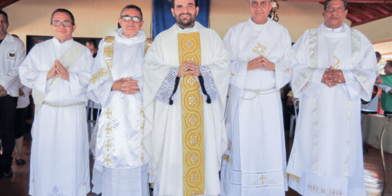Diáconos permanentes da Diocese de Uruaçu fizeram retiro espiritual em Santa Rita do Novo Destino: “somos um só corpo”