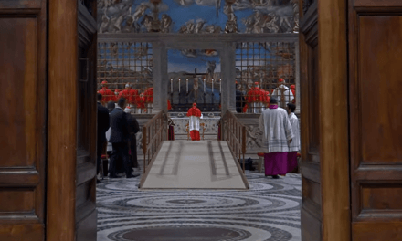 Após procissão à Capela Sistina, cardeais entram em Conclave
