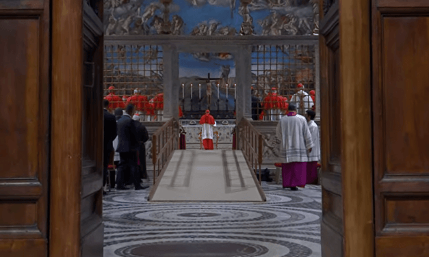 Após procissão à Capela Sistina, cardeais entram em Conclave