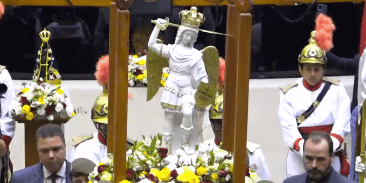Imagem de São Miguel Arcanjo é coroada em sessão solene na Câmara