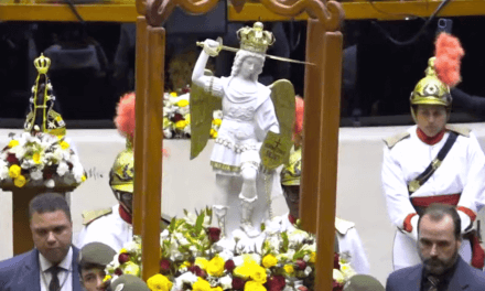 Imagem de São Miguel Arcanjo é coroada em sessão solene na Câmara