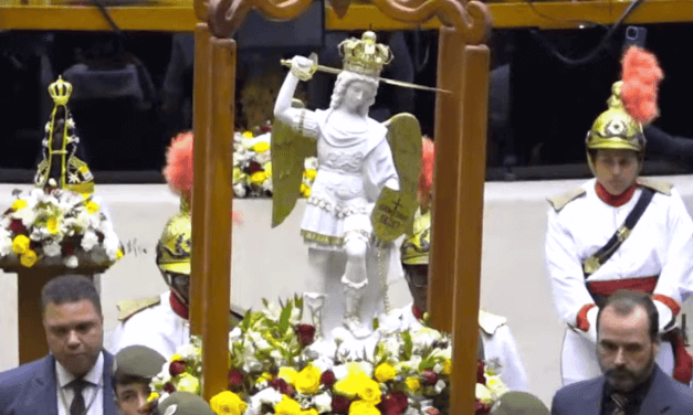 Imagem de São Miguel Arcanjo é coroada em sessão solene na Câmara