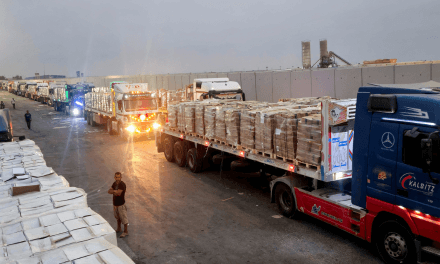 Caminhões de ajuda humanitária com destino a Gaza partem do Egito