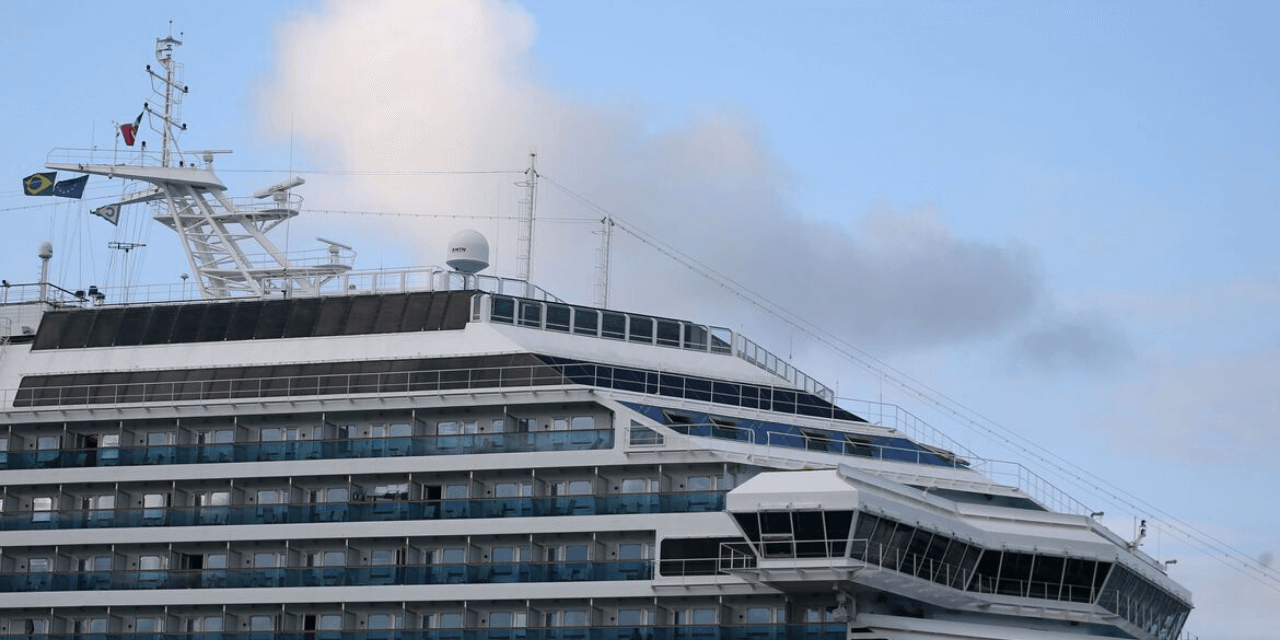 Cerca de 230 tripulantes deixam navio Costa Fascinosa em Santos