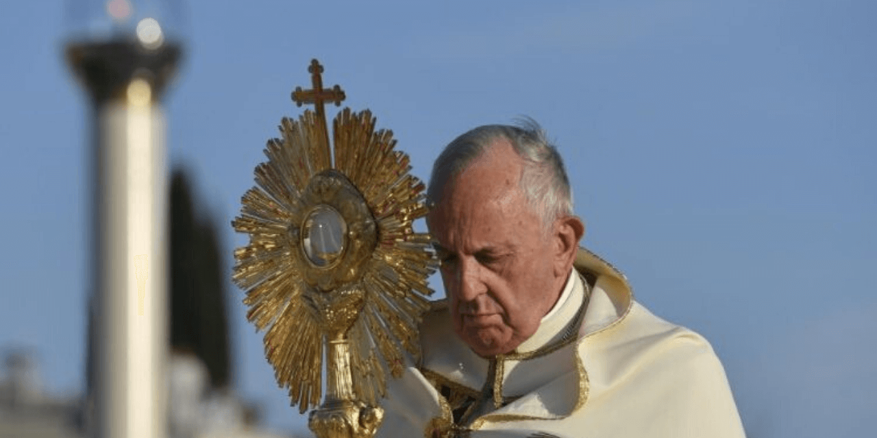 Missa de Corpus Christi na Basílica de São Pedro no domingo, dia 14