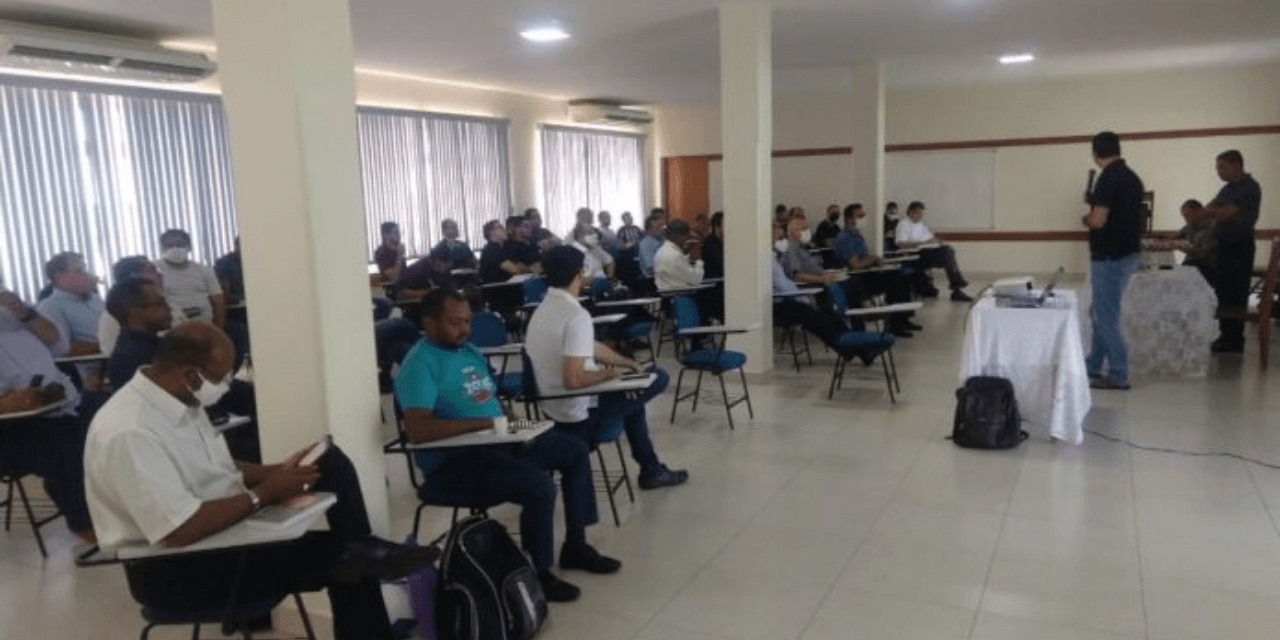 Clero se reúne com Dom Giovani no CTL, em Uruaçu