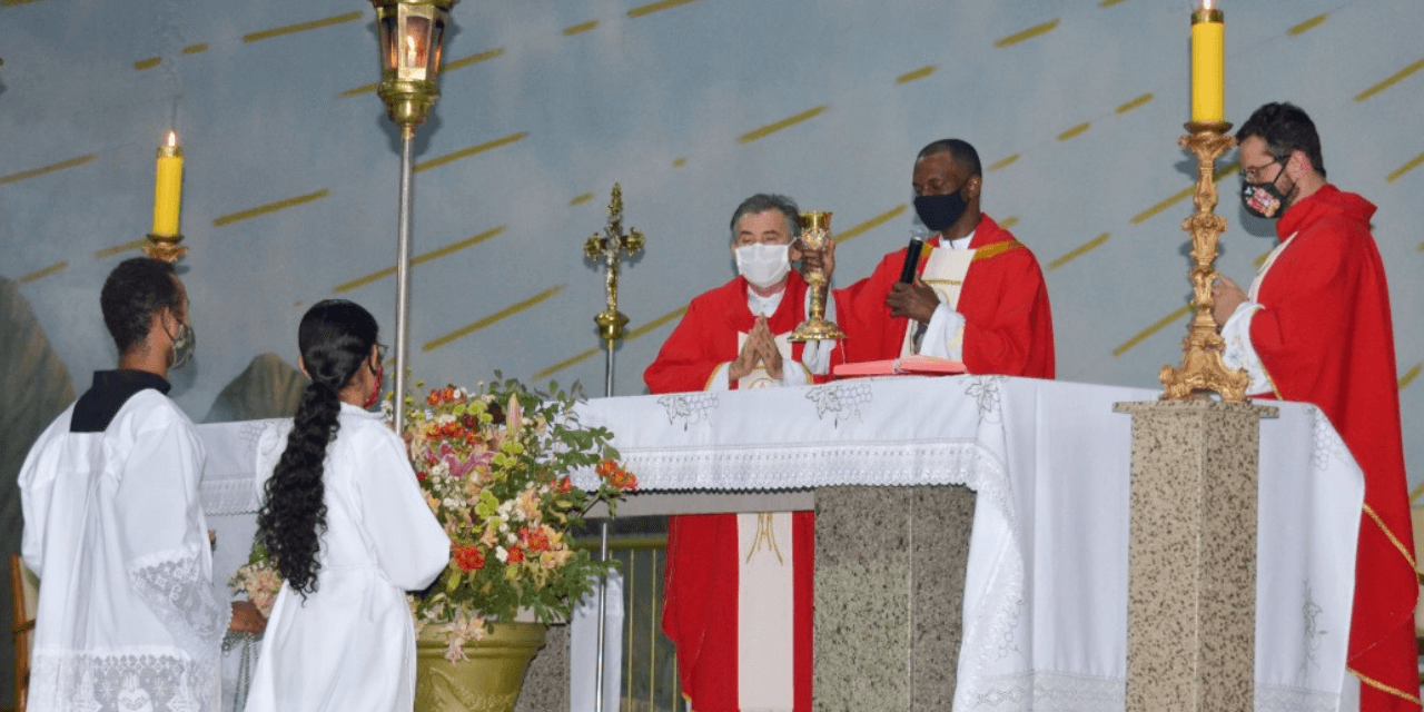 Reitor da Basílica do Divino Pai Eterno na Romaria de Nossa Senhora da Abadia
