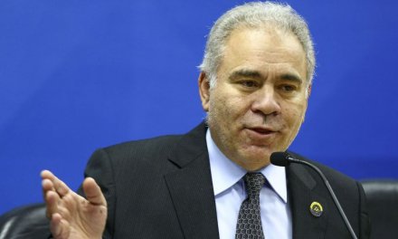 Governo planeja flexibilizar regra sobre uso de máscara no trabalho