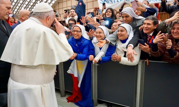 O Papa: vida fraterna, oração e serviço ao próximo são a força da vida consagrada