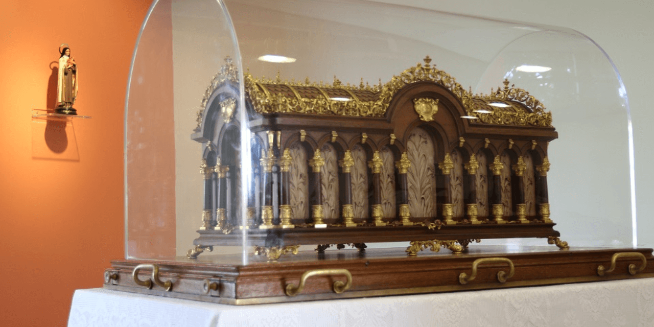 Durante reunião do CONSEP, sede da cnbb recebe as  relíquias de Santa Terezinha do Menino Jesus