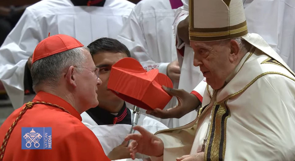 Momento em que Dom Jaime Spengler recebe o chapéu eclesiástico e o anel / Foto: Reprodução Vatican Media