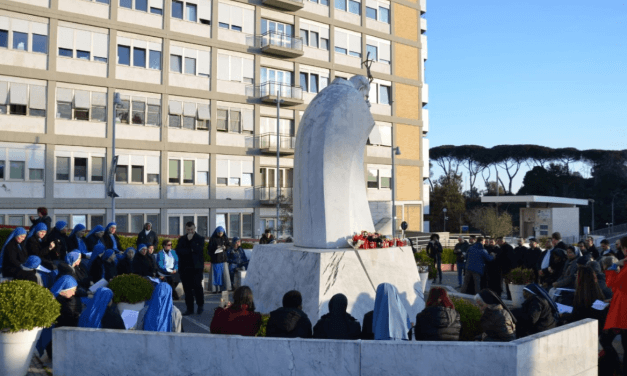 Fiéis se unem em oração, em frente ao hospital Gemelli, pela pronta recuperação do Papa Francisco